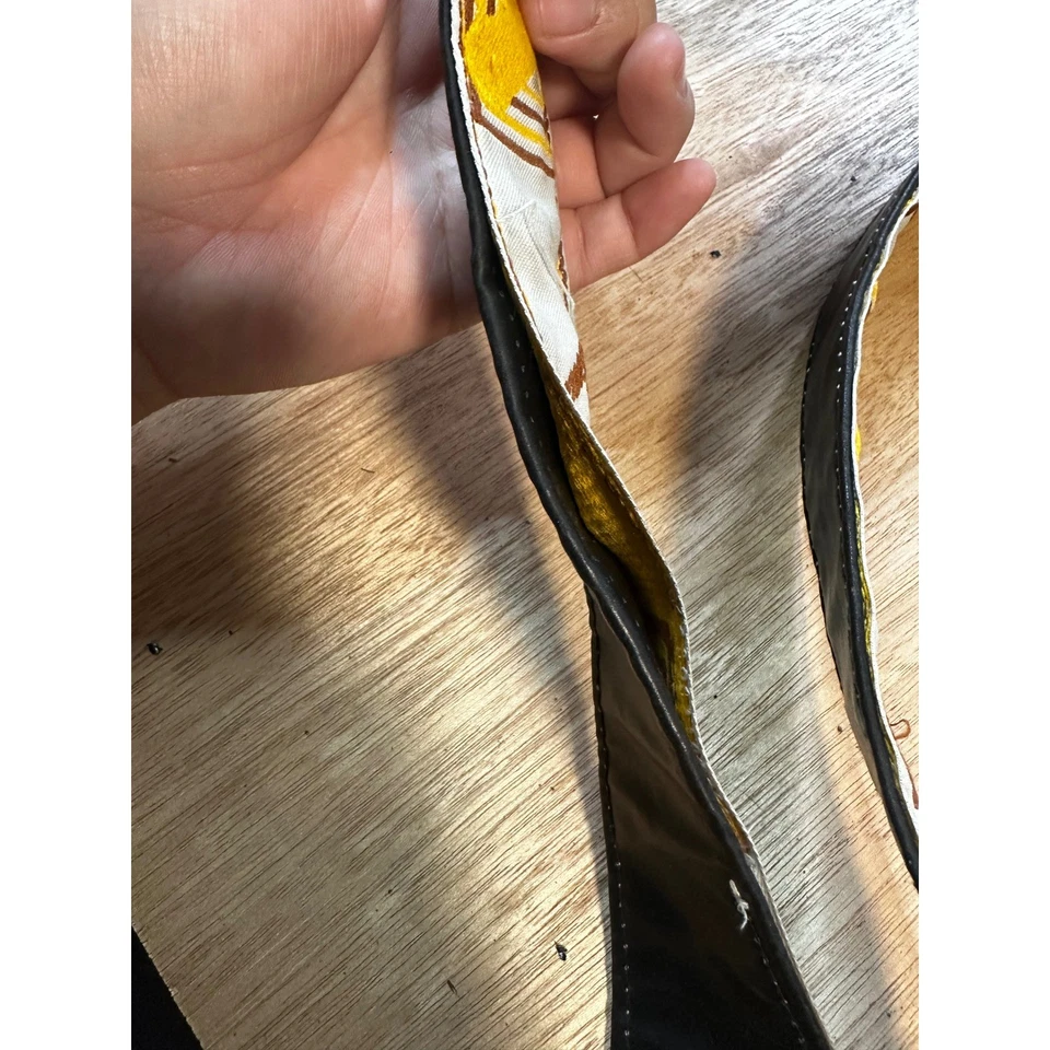 Correa de guitarra Fender blanca amarilla patrón geométrico ajustable acolchada Foto 3 de 4