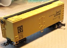 Gleichstrom HO Santa Fe - all the way gedeckter Güterwagen Mehano TOP