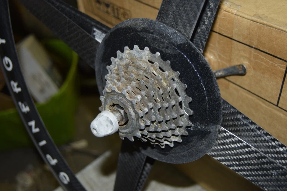 Rueda tubular trasera Spinergy 25" Rev X negra de fibra de carbono con juego de engranajes Foto 4 de 4