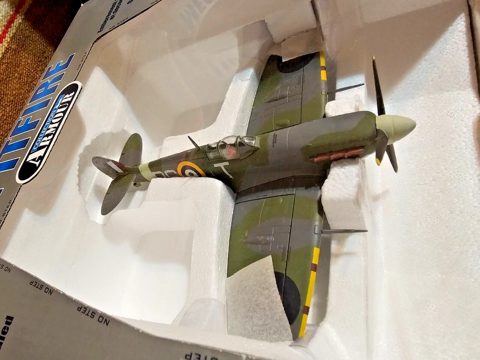 🔥FRANKLIN ARMOUR Col 1:48 Spitfire Mark V 124 SQN RAF ROBERT TUCK 98160 MINT!🔥 - Image 2 of 4