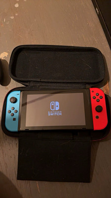 Nintendo Switch Console & Carrying Case | comes with all accessories! WORKS!!