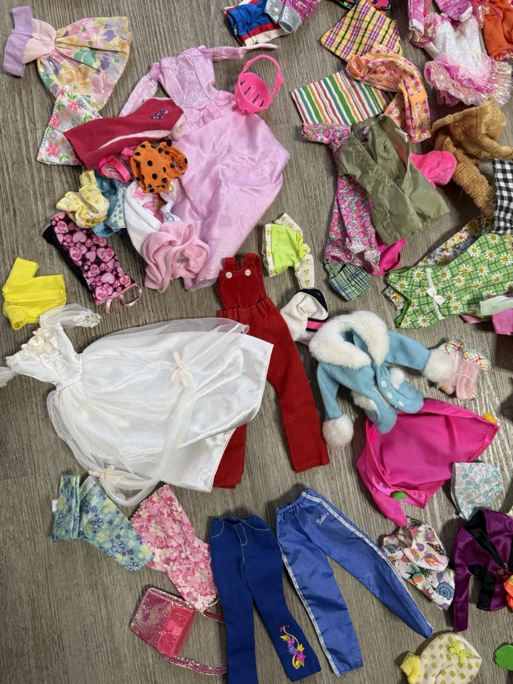 Vintage/Y2K Barbie/doll Clothing & Accessories Lot - Image 2 of 4
