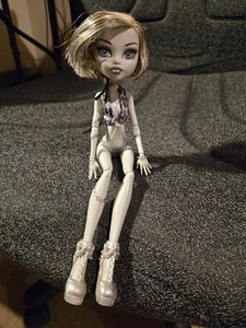 モンスターハイ Skull Shores 白黒フランキースタイン Monster High Skull Shores Black & White Variant Frankie