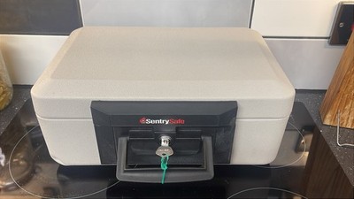 Sentry Safe 1100 wasserdicht feuerfest Sicherheit Safe Box + Schlüssel, sauberer Zustand, C
