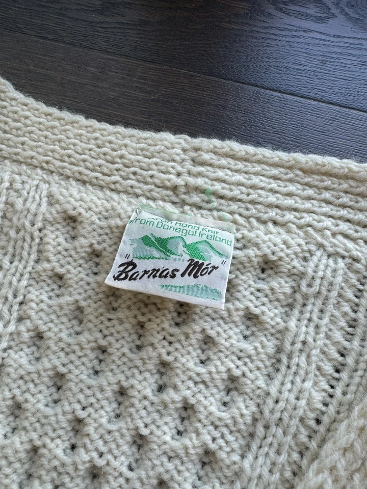 Cardigã de malha Barnas Mor vintage irlandês lã pura pescador. - Imagem 3 de 4