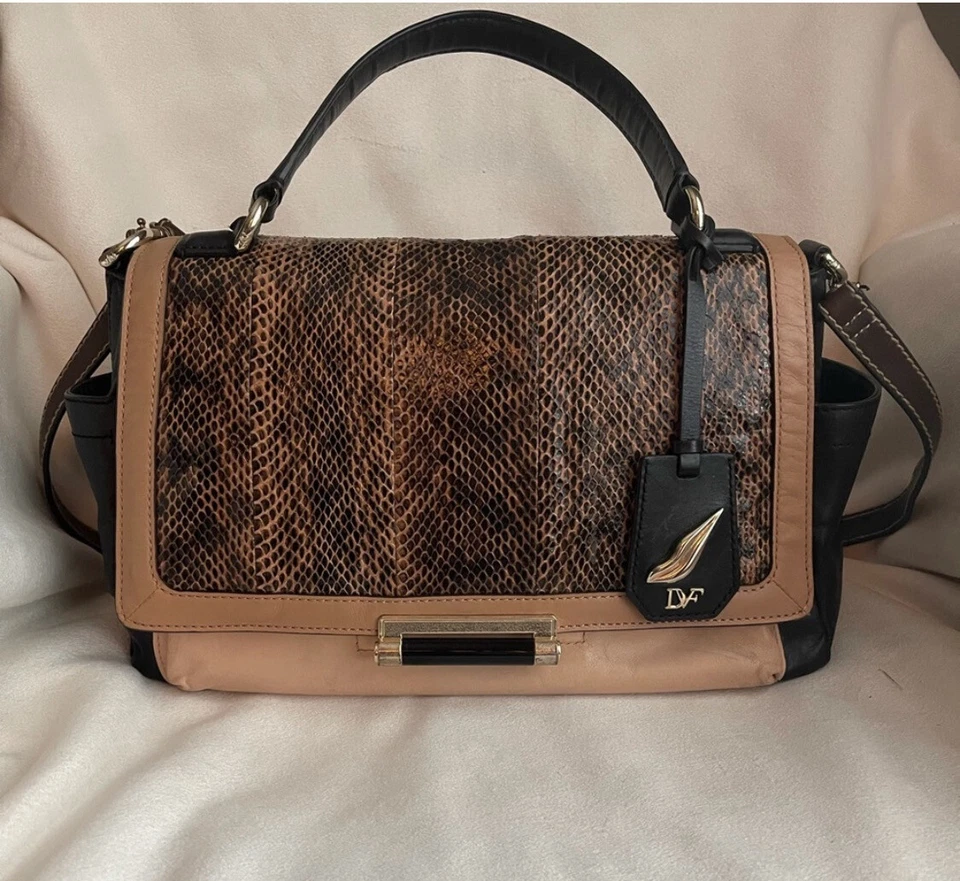Bolso Cartera DVF Cuero Genuino Estampado Piel de Serpiente - Negro y Tostado (USADO EN EXCELENTE ESTADO) Foto 2 de 4