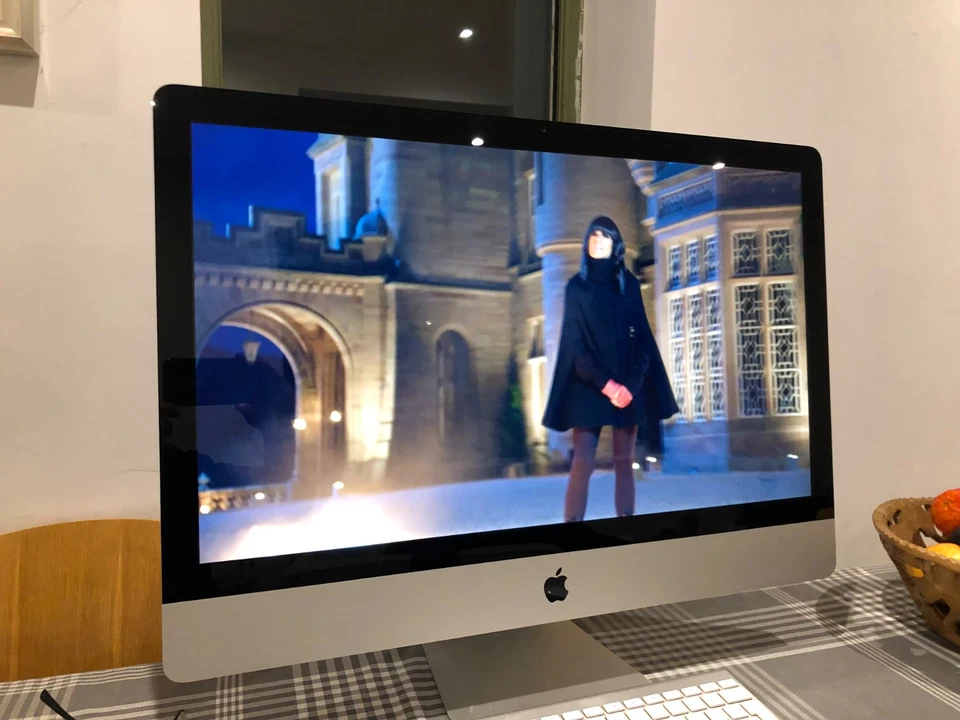 27 inch Apple iMac with Genuine Apple wireless keyboard and mouse - Image 2 of 4