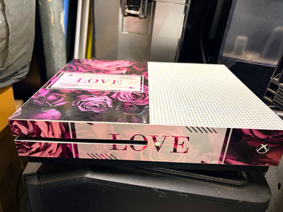 Microsoft Xbox One S 1TB Konsole PAL 4K UHD mit LOVE Rosen Skin, mehrfarbig