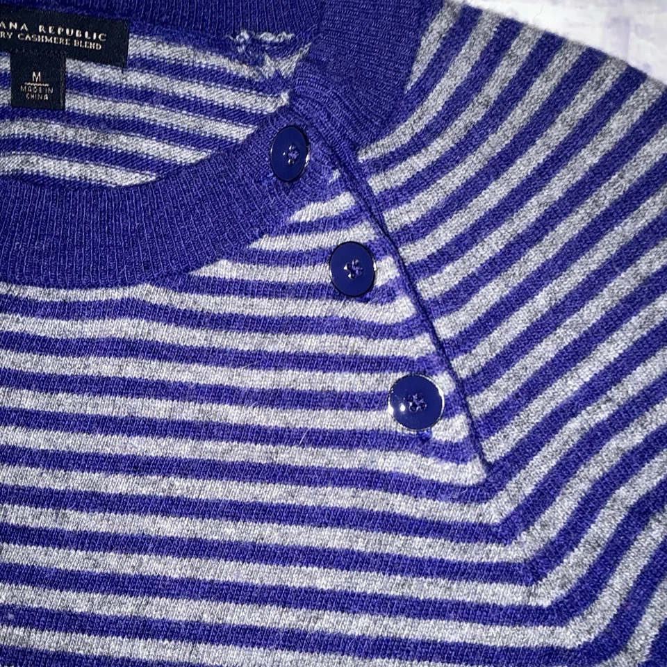 Suéter mediano para mujer Banana Republic gris púrpura a rayas lana mezcla cachemir Foto 3 de 4