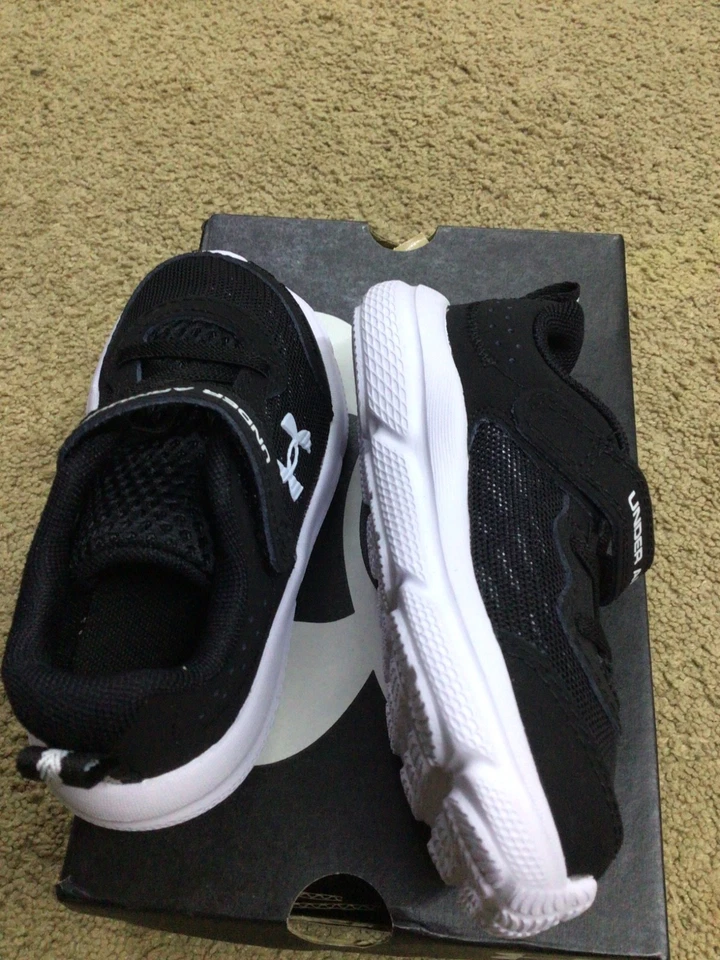 Nuevos zapatos Under Armour en caja para niños talla 7k Foto 2 de 4