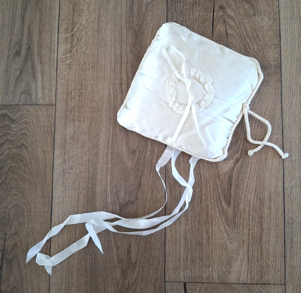 Almohada de portador de anillo vintage marfil satinado y encaje accesorio de boda Foto 2 de 4