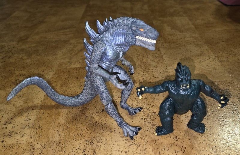 Lot Of 2  vintage Godzilla 1994 ToHo Co. LTD Trendmasters 1998 Bite Action 4" 6"