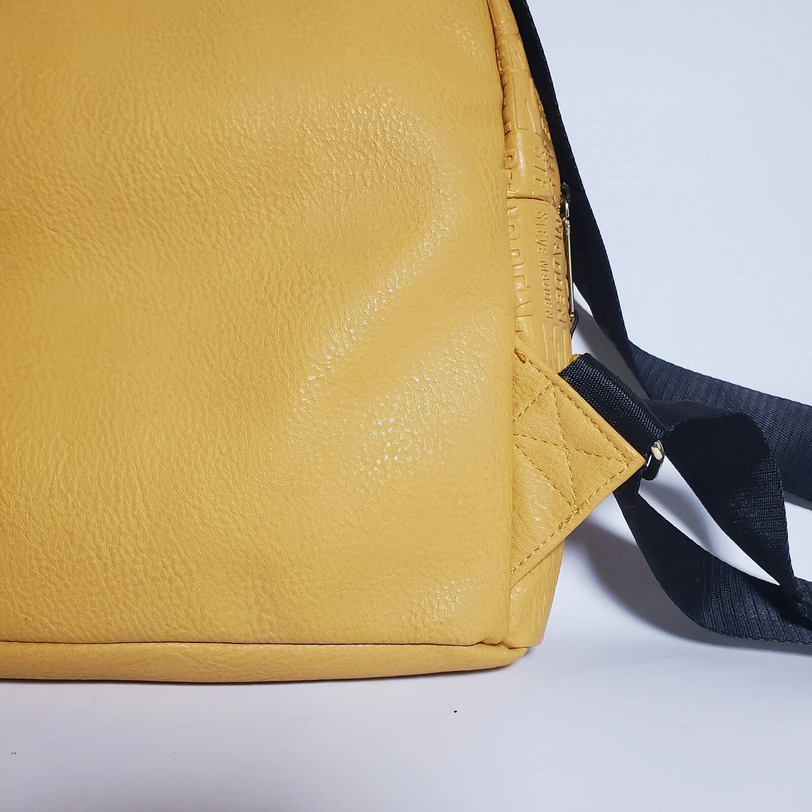 Zaino Steve Madden giallo vegano in pelle nuovo