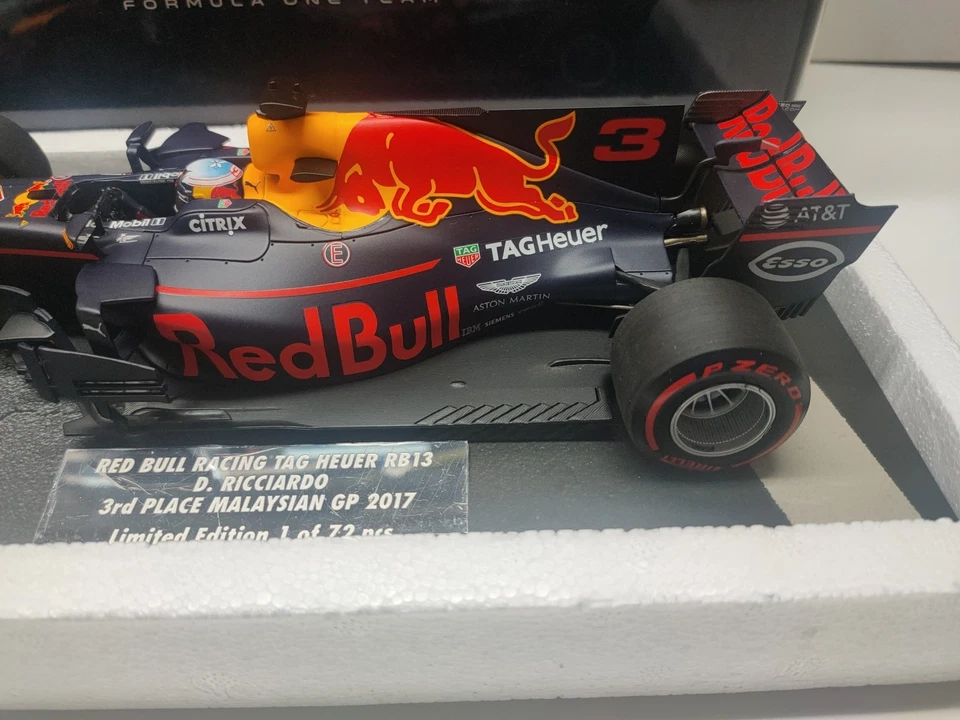 Red Bull RB13 Ricciardo Malaysian GP 2017 1/18 Minichamps - Photo 3/4