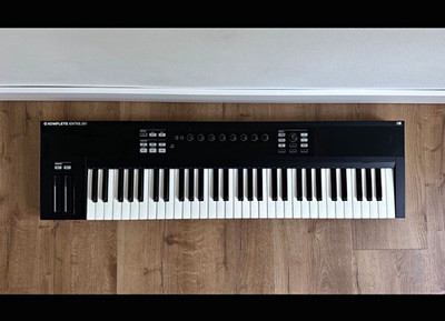 Native Instruments Komplete Kontrol S61 Keyboard-Controller 61 Tasten Display
