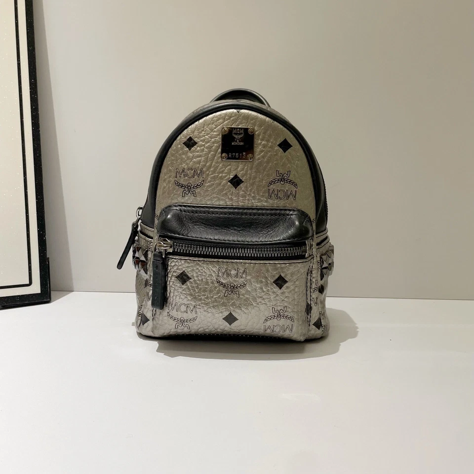 Mochila para mujer MCM Metallic Visetos con tachuelas pequeña de cuero negro plateada” Foto 2 de 4