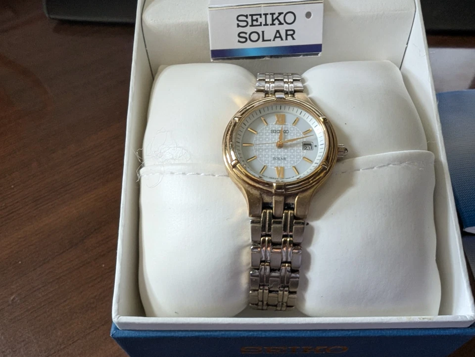 Seiko Ladies Gold Tone Solar Watch Stainless Steel Back V137-0BL0 Water Resist - Image 3 of 4