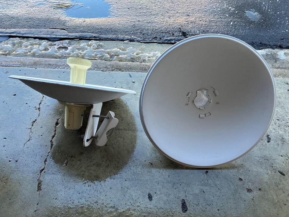 Ubiquiti PowerBeam M5 PBE-M5-300 5GHz 22dBi 802.11a/b/g/n Outdoor CPE RoW - Image 2 of 4