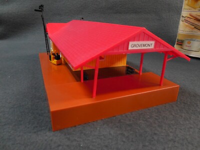 BACHMANN 46-1216 LIGHTED FREIGHT STATION,,,factory assembled