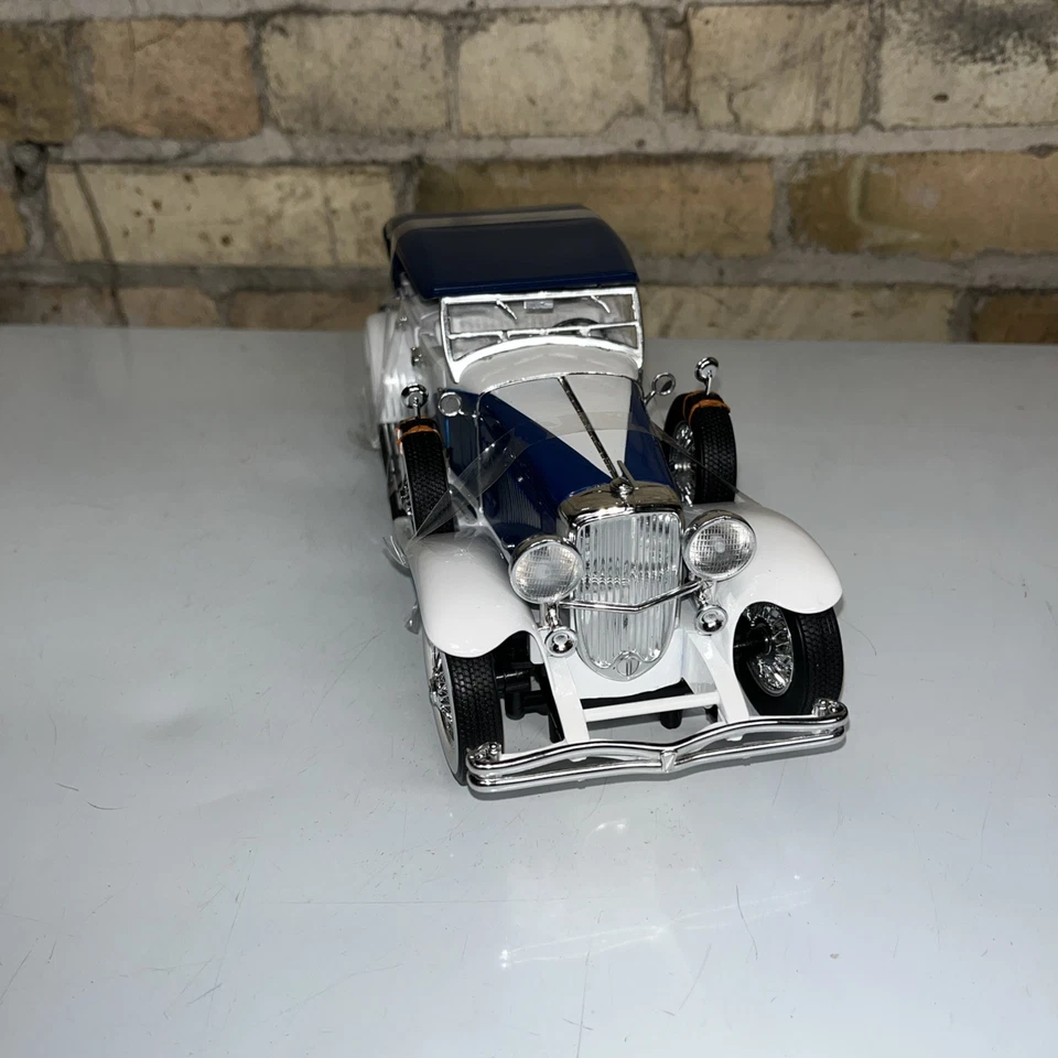 Duesenberg II SJ - White and Blue Diecast 1:18 Scale Model - 13589 - Image 3 of 4