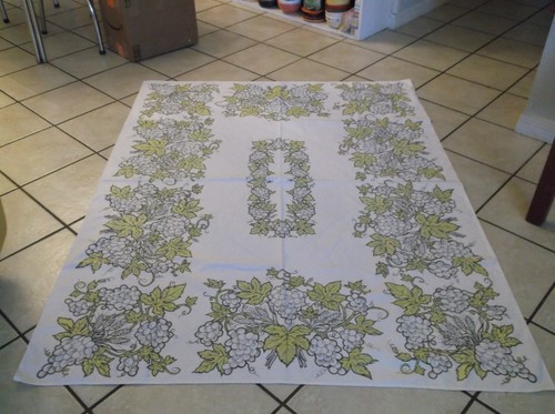 Vintage Grape Cluster Tablecloth 49x64 - Picture 6 of 9