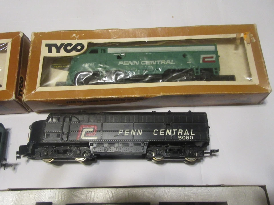 5 HO scale Penn Central Diesel Locomotives. All run - Image 3 of 4