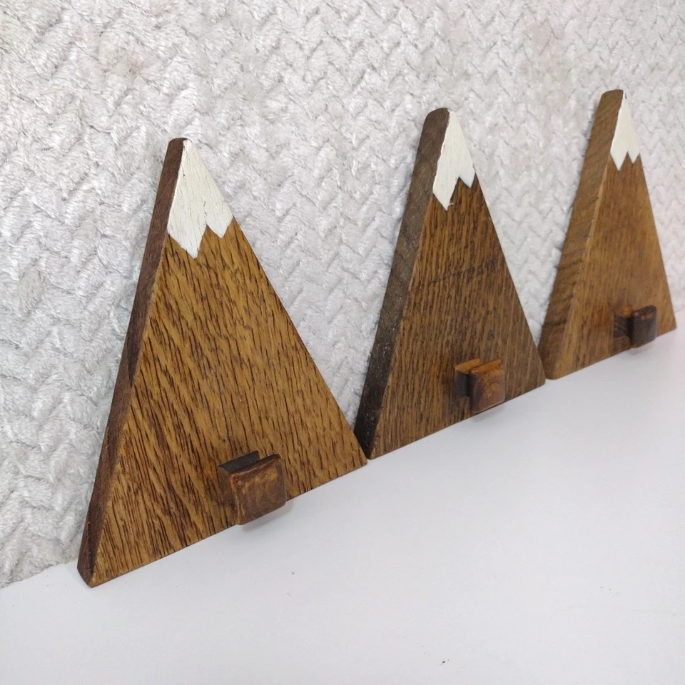 Ganchos de abrigo geométricos de montaña nevada de madera hechos a mano para pared, roble, perillas cuadradas Foto 3 de 4