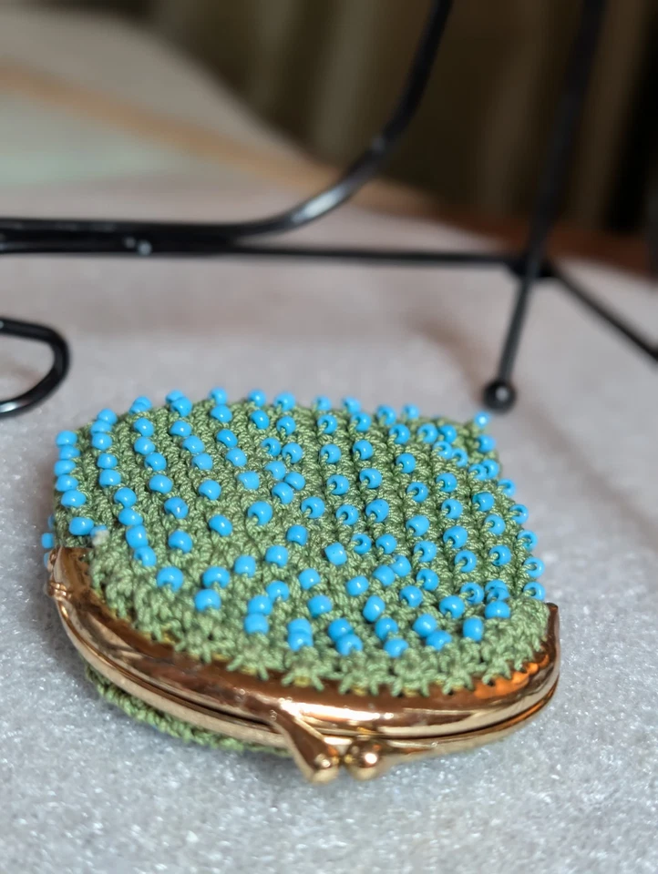 Monedero Beadies de colección ganchillo verde con cuentas de semillas japonesas azules alrededor de 1960 Foto 4 de 4