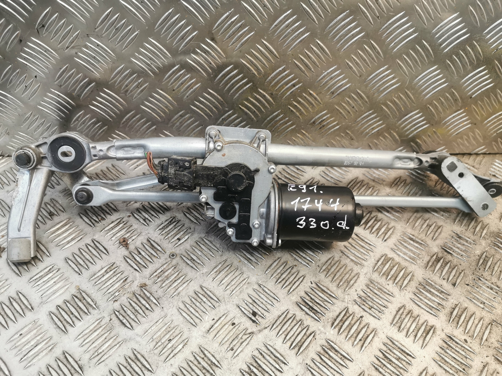 BMW E91 Windshield Wiper Mechanism Front 3 SERIES E90 E92 E91 OEM RHD ...