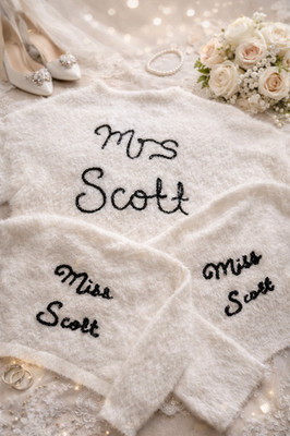 Personalisierte handbestickte Brautstrickjacke ''Just Married''