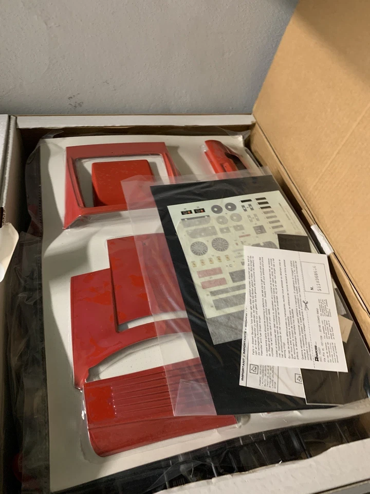 KIT MODELLINO POCHER FERRARI TESTAROSSA 1/8 Pezzi Da Montare | NUOVO ORIGINAL - Immagine 4 di 4