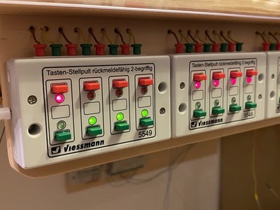 2x Viessmann 5549 Universal-Tasten-Stellpult, Rückmeldefähig, 2-BEGRIFFIG