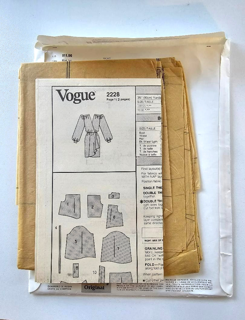 Vogue Paris Original Yves Saint Laurent 2228 Size 14 FF & Uncut thumbnail 2