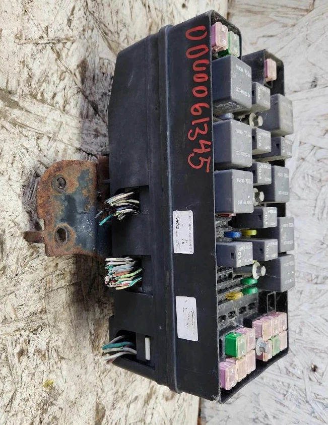 2005-2006 Ford Mustang Engine Compartment Fuse Box OEM Warranty - Image 2 of 3