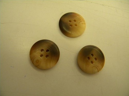 Bouton De Couture Ancien - Couleur Beige Avec Bosse - Mercerie Occasion
