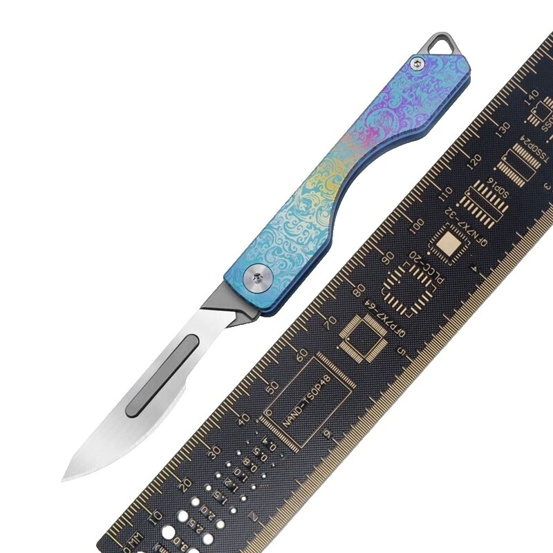 Cuchillos plegables modernos de colección hoja de acero al carbono Mango de titanio