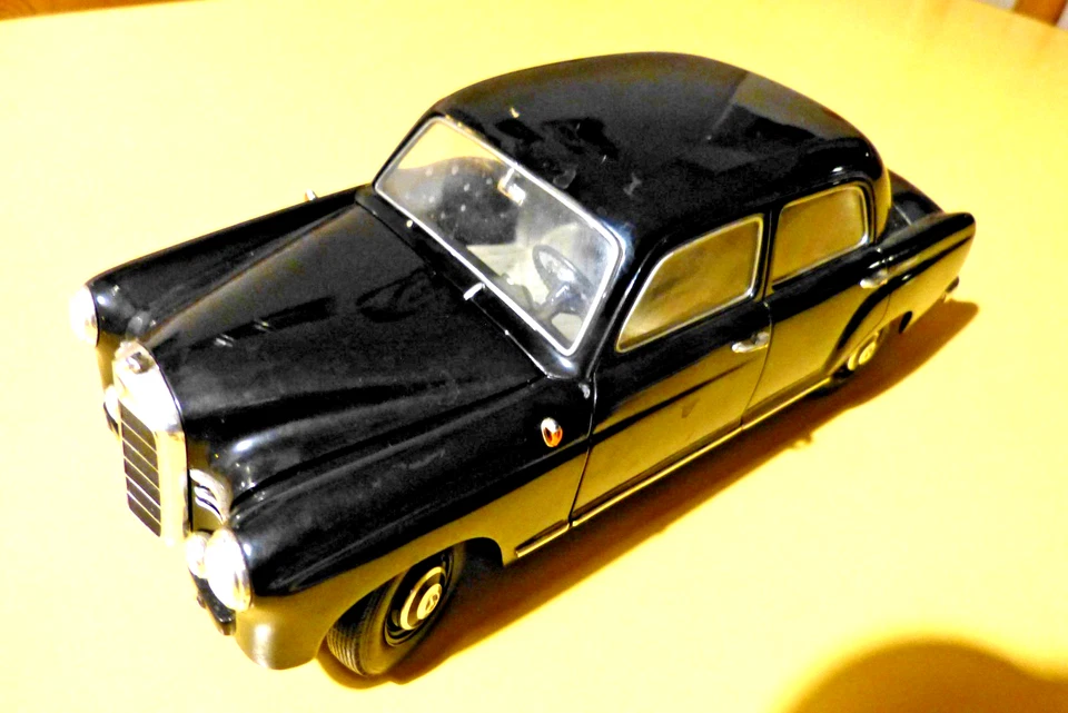 Revell ( Bburago) Modellauto: Mercedes-Benz 180 schwarz von 1954, Maßstab 1:18 - Bild 2 von 4
