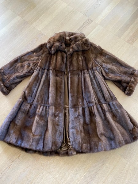 Hochwertiger, fast ungetragener Nerzmantel von Bogner (massgeschneidert)