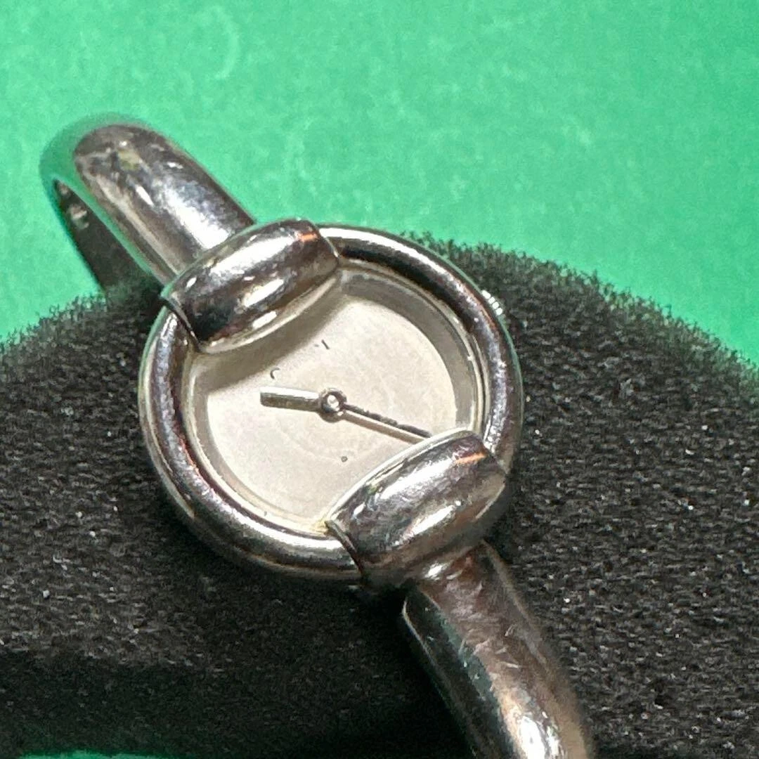 Montre bracelet GUCCI 1400 L cadran argenté fabrication suisse quartz femme du Japon