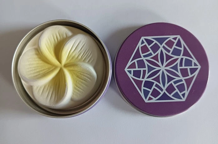 Mini Duftstein Blume Frangipani mit Duftsteindose Stern lila Baldini by Taoasis