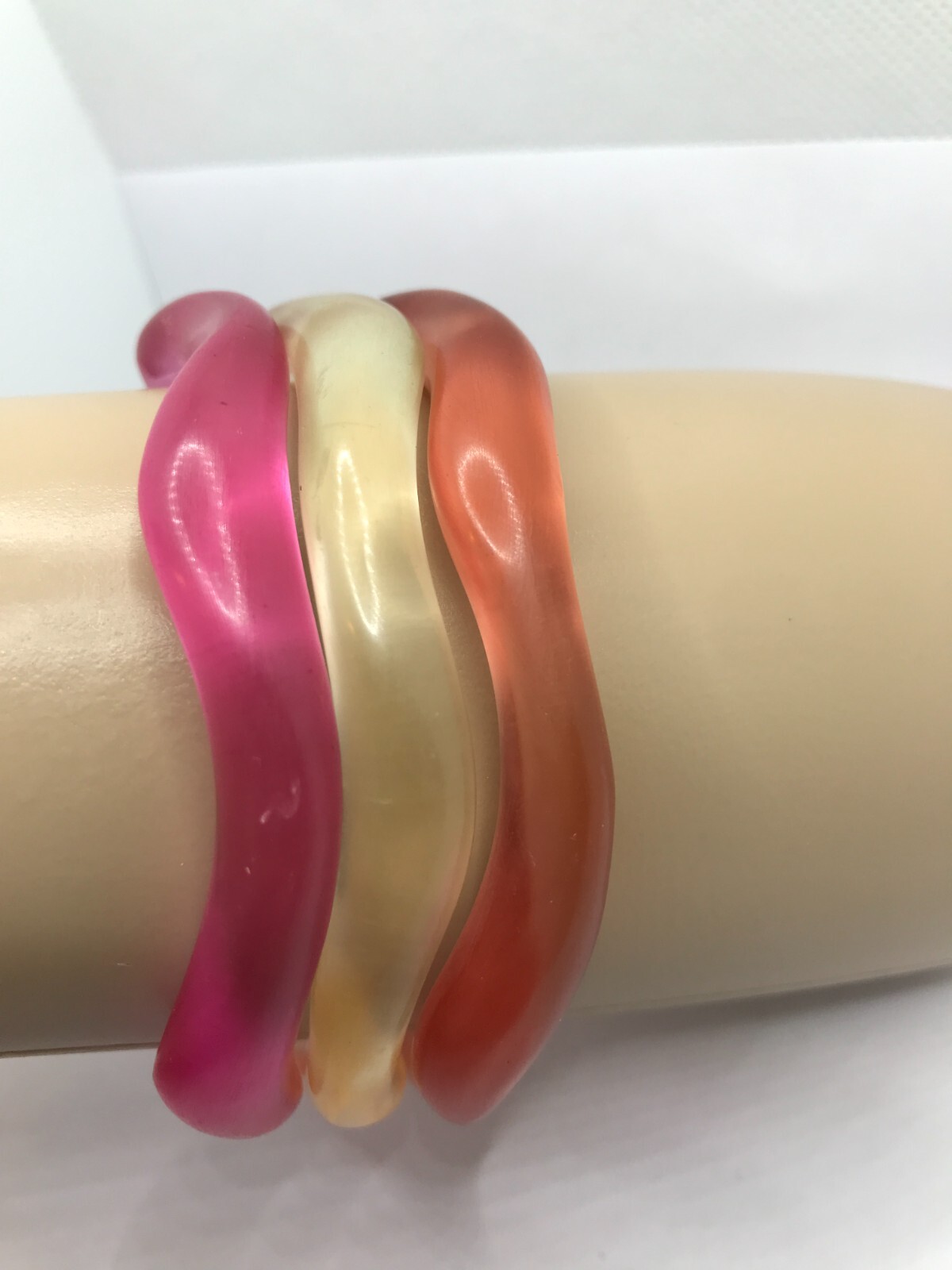 Frosted Lucite Wavy Stackable Bangle Bracelets Pi… - image 3