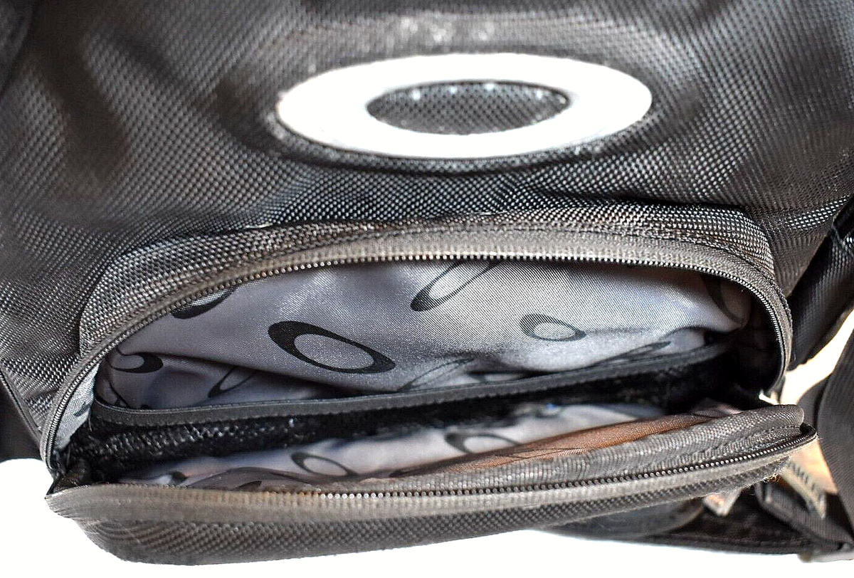 OAKLEY メッセンジャーバッグ OAKLEY（オークリー）の「【OAKLEY/オークリー】（UN）15L