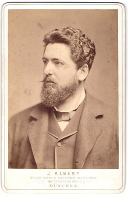 Fotografie J. Albert, München, Mann mit Bart im Anzug CDV /Kabinett-Foto