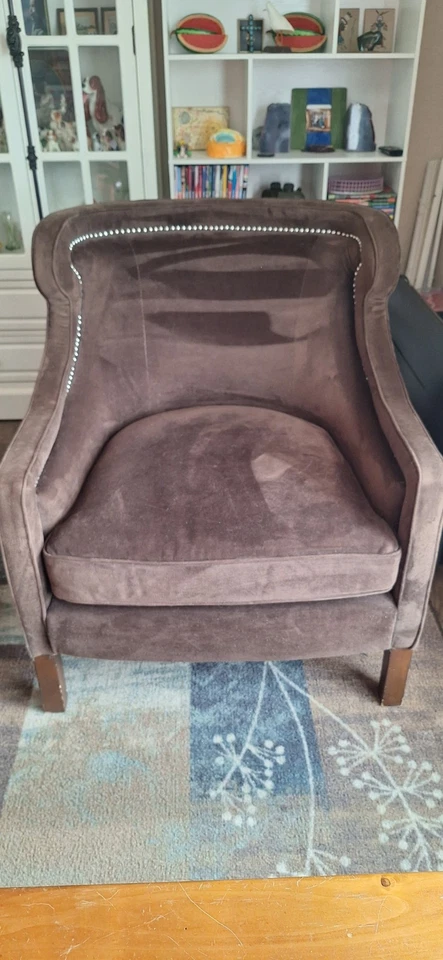 Juego de sillas de terciopelo con tachuelas Foto 2 de 4