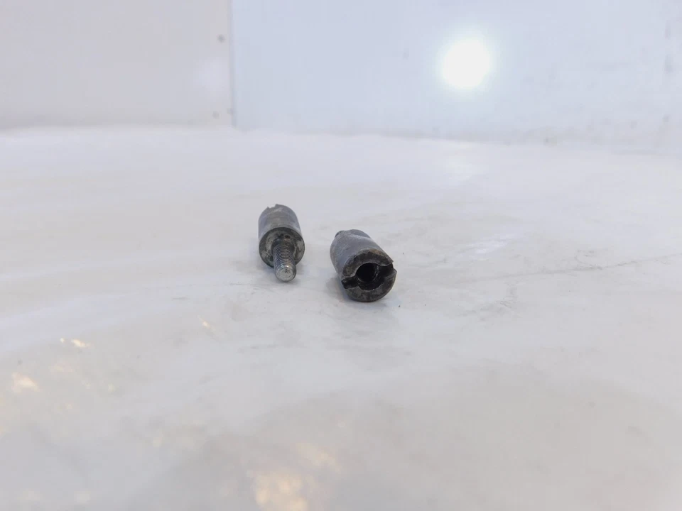 Pernos de soporte de placa de cubierta de distribución de encendido Harley Davidson Sportster 883 y 1200 Foto 3 de 4