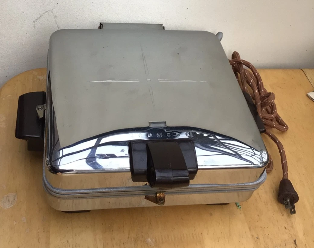 Vintage 1950s KENMORE WAFFLE MAKER / GRIDDLE Lightly Used Model 344-66681 MCM
Opens in a new window