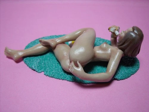 FIGURE 1/18 GIRL VALENTINE VROOM UNPAINTED FOR AUTOART MINICHAMPS NOREV