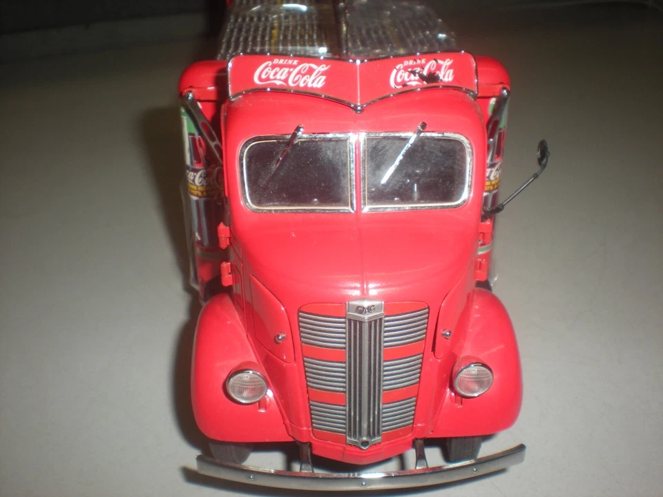Danbury Mint 1938 Coca-Cola Delivery Truck with Pop Cases - 1:24 Scale - Image 3 of 4