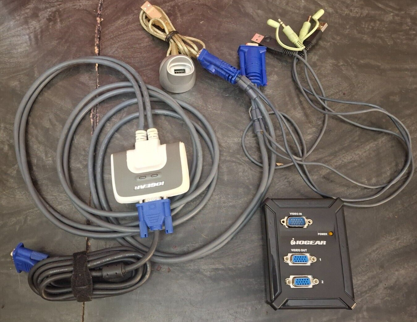 IOGEAR 2-Port KVM Switch GCS632U w/ Iogear 2-Port VGA Video Splitter GVS62