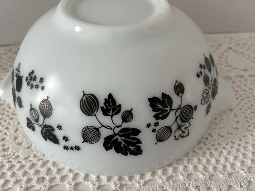 Vintage Pyrex Gooseberry 443 Black on White Cinderella Mixing Bowl 2.5 QT